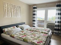 Schlafzimmer 1. OG mit Doppelbett und Balkon