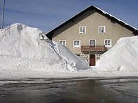 Eingeschneites Haus im Dorf Winter 2006