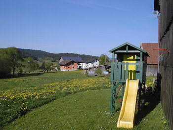 Baumhaus Kinderspielplatz Riesentrampolin Schaukel