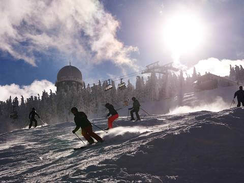 Skifahren und Snowboarden